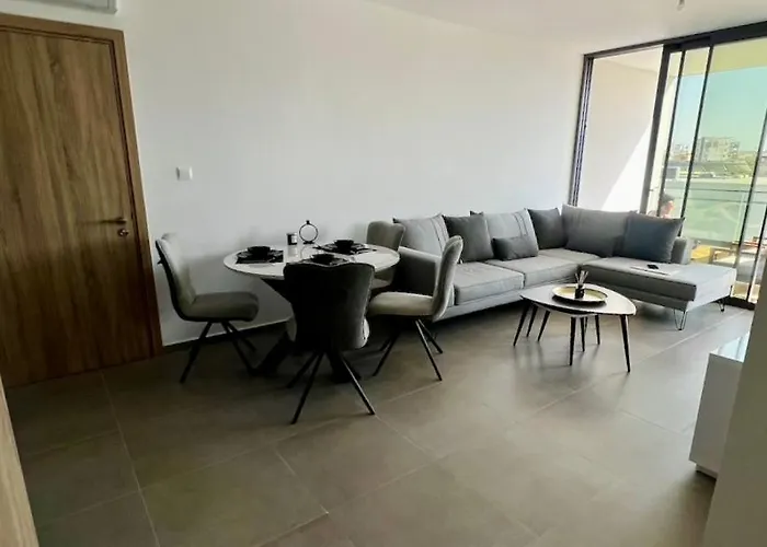 Modern Designer ラルナカ