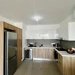 Modern Designer 아파트 라르나카
