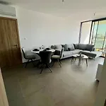 Modern Designer 라르나카